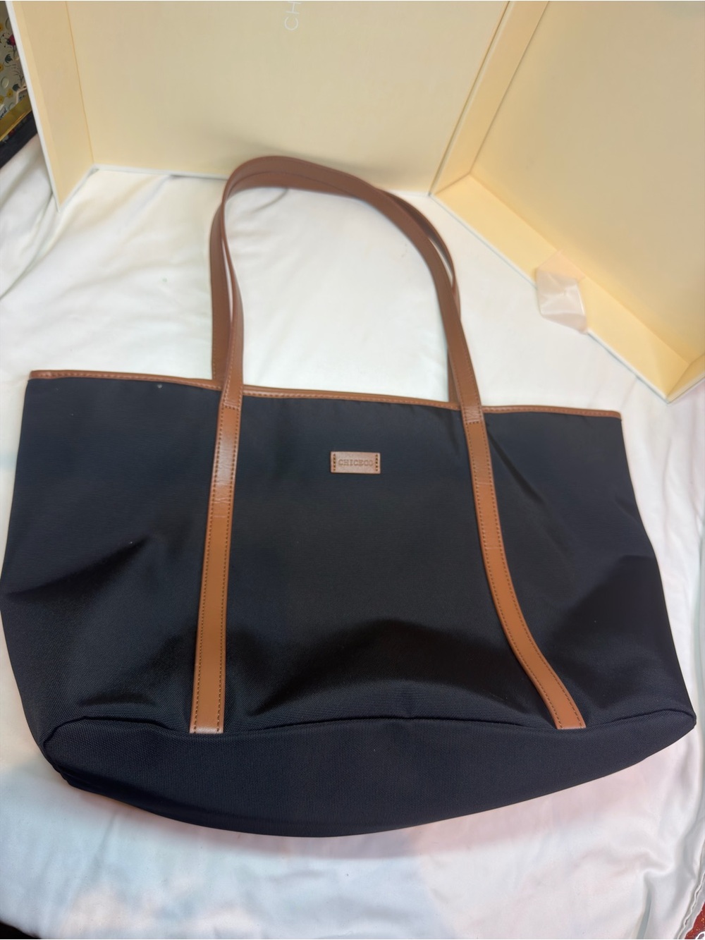 chic Black Tote with Brown Trim and Straps - Classic Two-Tone Carryall